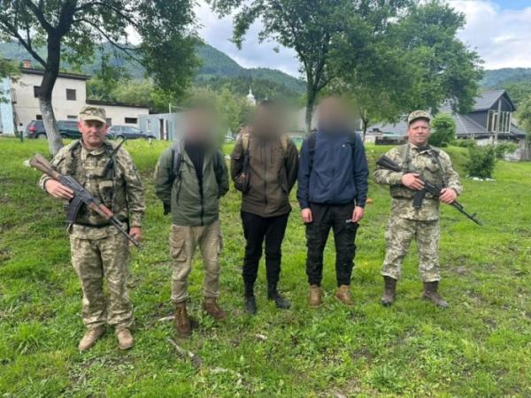 На Рахівщині рятувальники та прикордонники відшукали у горах чоловіків, що виснажились і заблукали