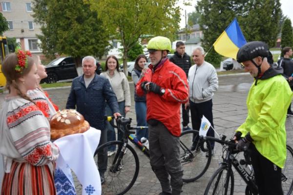 На Рівненщині зустріли учасників ветеранського велопробігу пам'яті захисників1