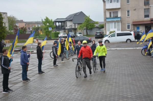На Рівненщині зустріли учасників ветеранського велопробігу пам'яті захисників9