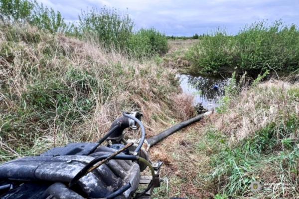На Зарічненщині на гарячому затримали молодика, що видобував бурштин2