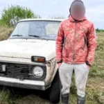 На Зарічненщині на гарячому затримали молодика, що видобував бурштин