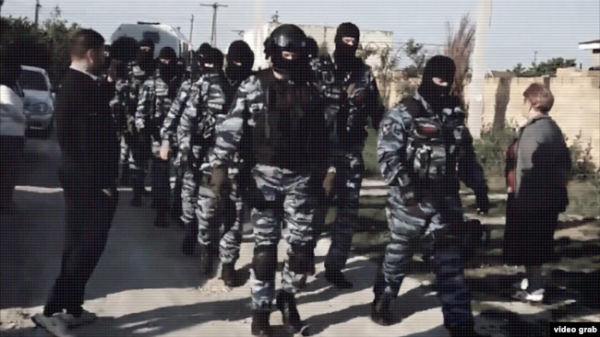 Російські силовики проводять обшуки та затримання у Бахчисараї, Крим. Архівне фото. Скриншот із відео