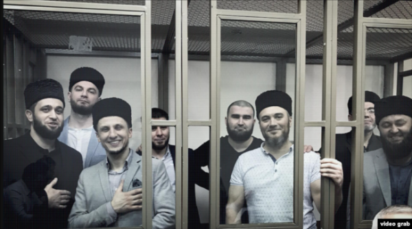 Винесення вироку Сейрану Салієву (перший ліворуч) у Південному окружному військовому суді в Ростові-на-Дону. Росія, 2020 рік