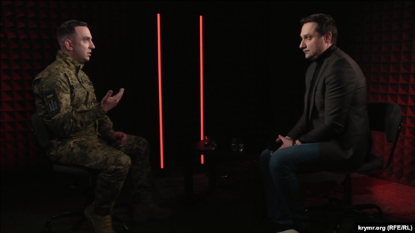 Військовослужбовець полку безпілотних систем ЗСУ «Nemesis» Ігор Токар (ліворуч) дає інтерв'ю