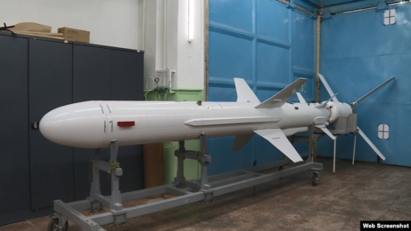 Крилата протикорабельна ракета Р-360 комплексу «Нептун» на заводі в Києві, вересень 2020 року