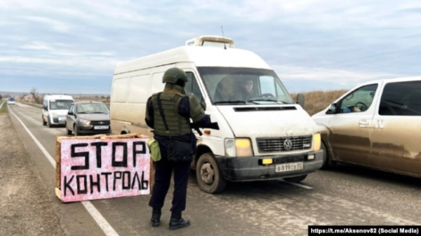 Учасники підрозділу «БАРС-Крим» під час навчань у Криму блокують рух громадського транспорту, 25 січня 2025 року
