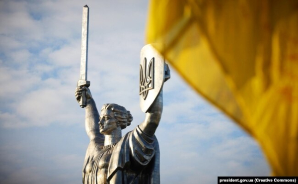 Під час урочистостей у День Державного прапора України. Київ, 23 серпня 2023 року. На щиті монумента поміняли герб СРСР на український тризуб