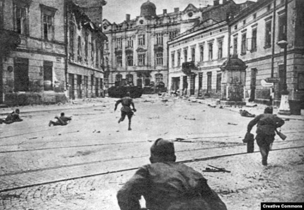 Радянські війська ведуть бій на вулицях Львова, липень 1944 року. В Другій світовій війні проти Німеччини воювали чотири Українські фронти