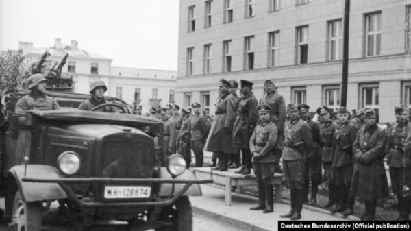 Спільний парад Вермахту і Червоної армії у Бресті 22 вересня 1939 року після вторгнення на територію Польщі військ Німеччини та СРСР. На трибуні (зліва направо): генерал-лейтенант Моріц фон Вікторін, генерал танкових військ Гайнц Гудеріан і комбриг Семен Кривошеїн
