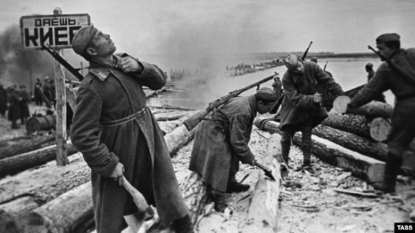 Радянські солдати готують плоти для форсування Дніпра, 1943 рік