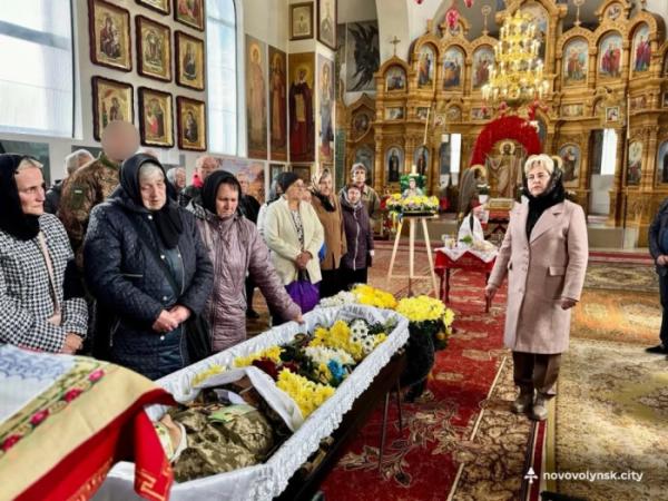 Нововолинська громада попрощалася з полеглим героєм Дмитром Шопуком2