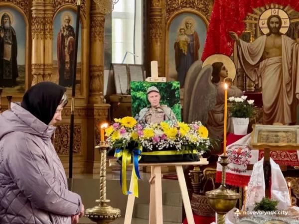 Нововолинська громада попрощалася з полеглим героєм Дмитром Шопуком1