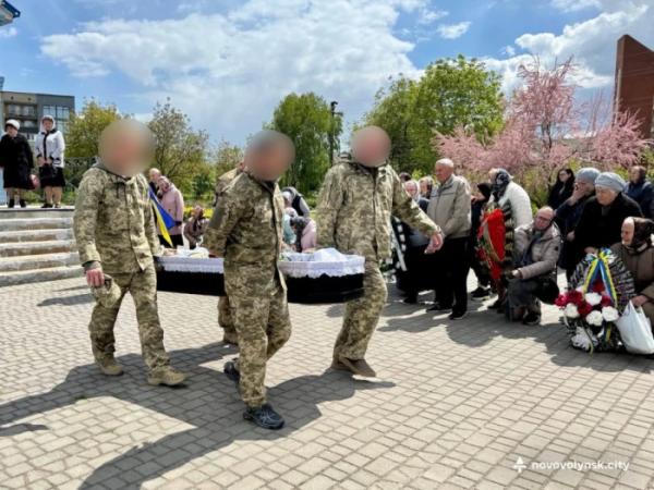 Нововолинська громада попрощалася з полеглим героєм Дмитром Шопуком4