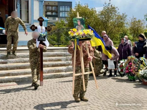Нововолинська громада попрощалася з полеглим героєм Дмитром Шопуком3