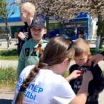 Окупанти у Генічеську активно роздають колорадські стрічки