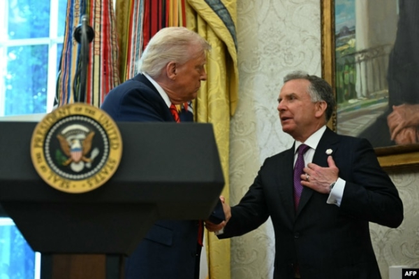 Президент США Дональд Трамп тисне руку своєму старшому раднику та спеціальному посланнику Стіву Віткоффу у Білому домі. Вашингтон, США. 6 травня 2025 року