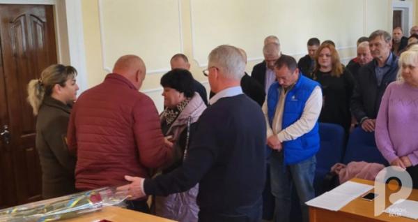 Батьки Романа Литвиновського отримують нагороду сина. Фото: Район.Миргород