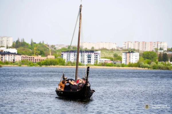 Поранені захисники здійснили подорож прадавніми човнами в «Оствиці»4