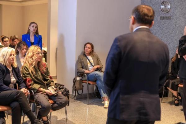 Посол України в Польщі отримав подарунок від юної художниці з Рожища Дарини Остапюк2