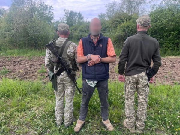 Прикордонники Чопського загону затримали іноземця, що чагарниками пробирався в Україну