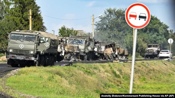 Розбита українськими військовими колона вантажівок армії РФ у Суджанському районі Курської області Росії, 9 серпня 2024 року