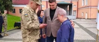 Родинам двох полеглих воїнів із Острога вручили посмертні нагороди захисників
