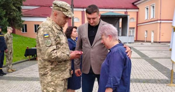 Родинам двох полеглих воїнів із Острога вручили посмертні нагороди захисників. Фото зі сторінки Острозької міської ради
