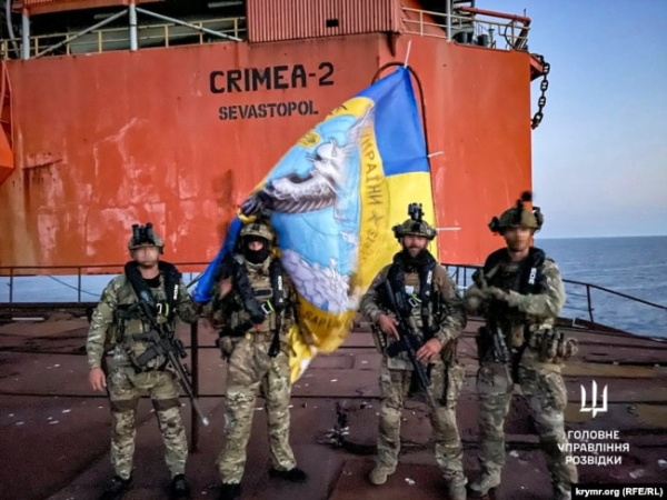 Бійці Головного управління розвідки Міноборони України на одній із «вишок Бойка» в Чорному морі, серпень-вересень 2023 року