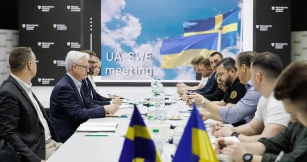 Швеція допоможе Україні у модернізації радянських літаків