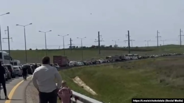 Черги з автомобілів у напрямку Керченського мосту до Тамані в Краснодарському краї, 1 травня 2025 року