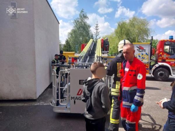 У Ковелі з даху знімали підлітка3