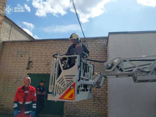 У Ковелі з даху знімали підлітка2