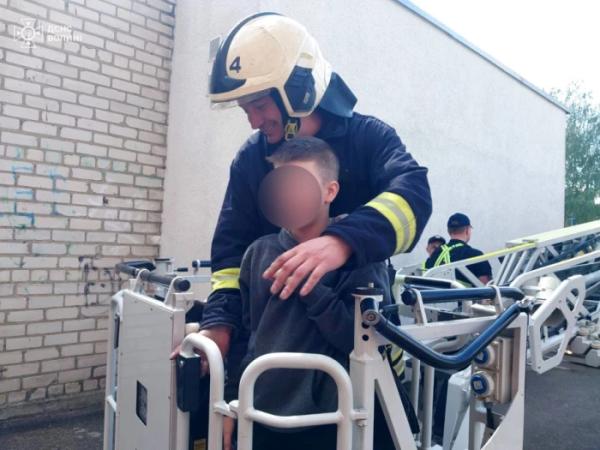 У Ковелі з даху знімали підлітка4