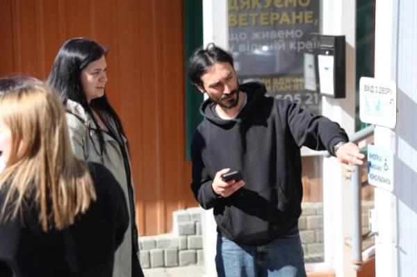 У Луцькому ЦНАПі проводять аудит безбар’єрності: оцінюють доступність для людей з інвалідністю7