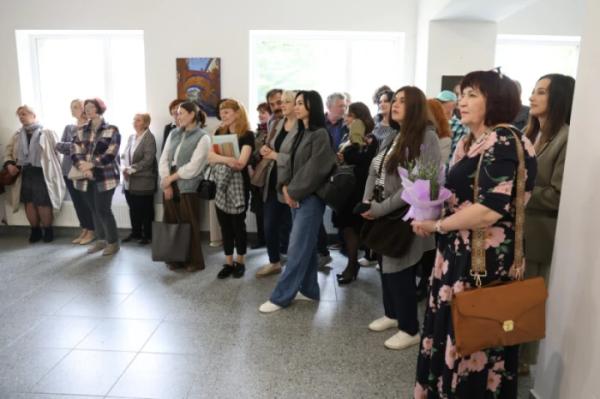 У Луцьку відкрили виставку робіт викладачів художньої школи «Поза аудиторією»15