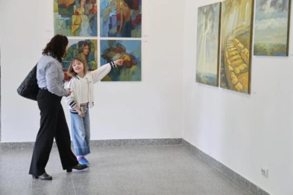 У Луцьку відкрили виставку робіт викладачів художньої школи «Поза аудиторією»9