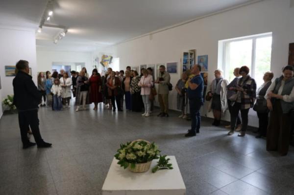 У Луцьку відкрили виставку робіт викладачів художньої школи «Поза аудиторією»14