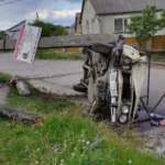 У Нововолинську нетверезий водій ВАЗа врізався в електроопору