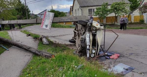 У Нововолинську нетверезий водій ВАЗа врізався в електроопору