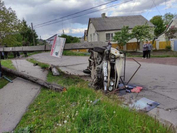 У Нововолинську нетверезий водій ВАЗа врізався в електроопору1