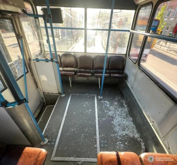 У Рівному чоловік вибив вікно тролейбуса1