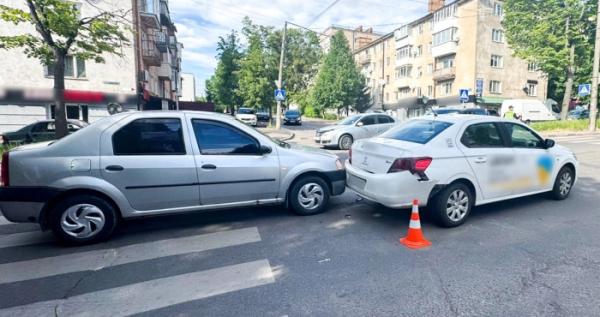 У Рівному внаслідок автопригоди постраждали двоє осіб