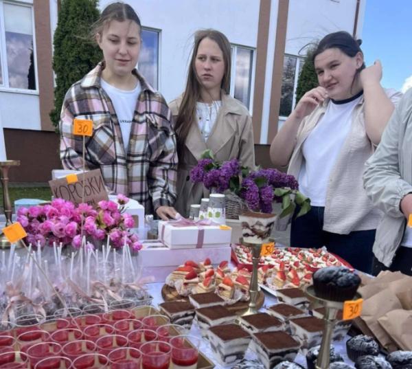 У Рованцях на ярмарку учні ліцею зібрали  87 тисяч гривень для ЗСУ1