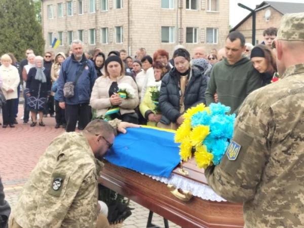 У Рожищі в останню дорогу провели Сергія Богуцького5