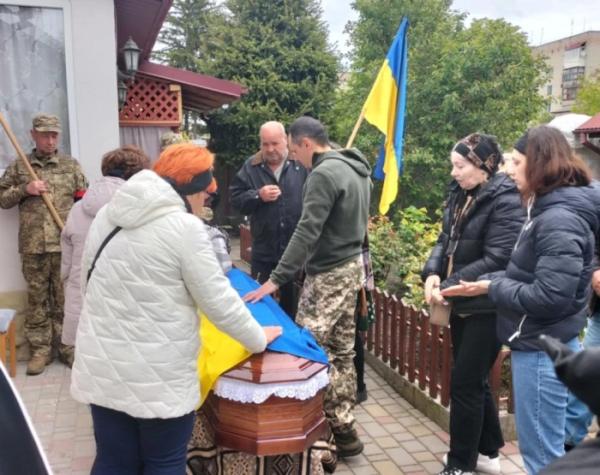 У Рожищі в останню дорогу провели Сергія Богуцького12