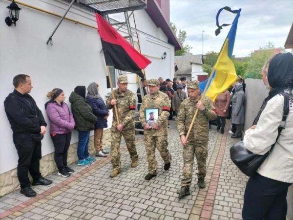 У Рожищі в останню дорогу провели Сергія Богуцького13