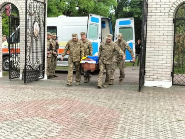 У Рожищі в останню дорогу провели Сергія Богуцького15