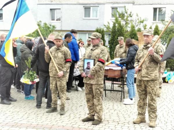 У Рожищі в останню дорогу провели Сергія Богуцького11