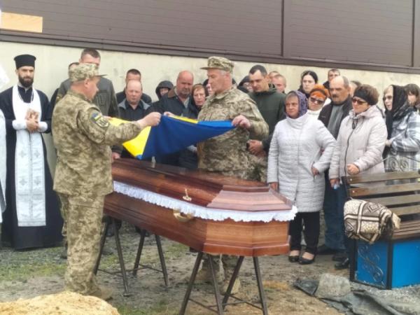 У Рожищі в останню дорогу провели Сергія Богуцького24