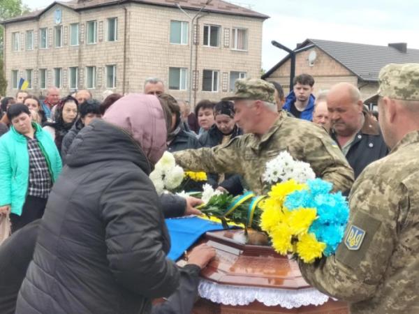 У Рожищі в останню дорогу провели Сергія Богуцького7
